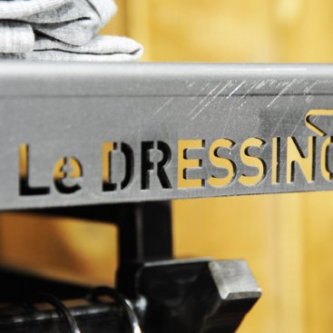Découpe logo sur étagère pliée – Le Dressing